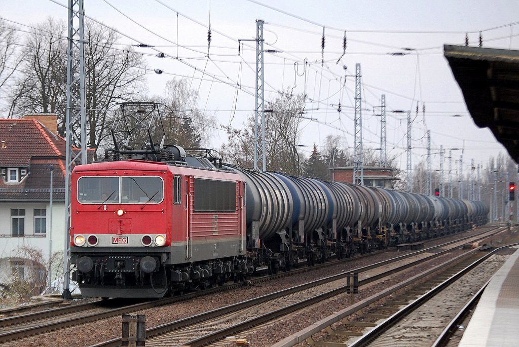 MEG 702 (91 80 6155 179-5 D-MEG) mit Kesselwagenzug am 03.04.12 Berlin-Karow.