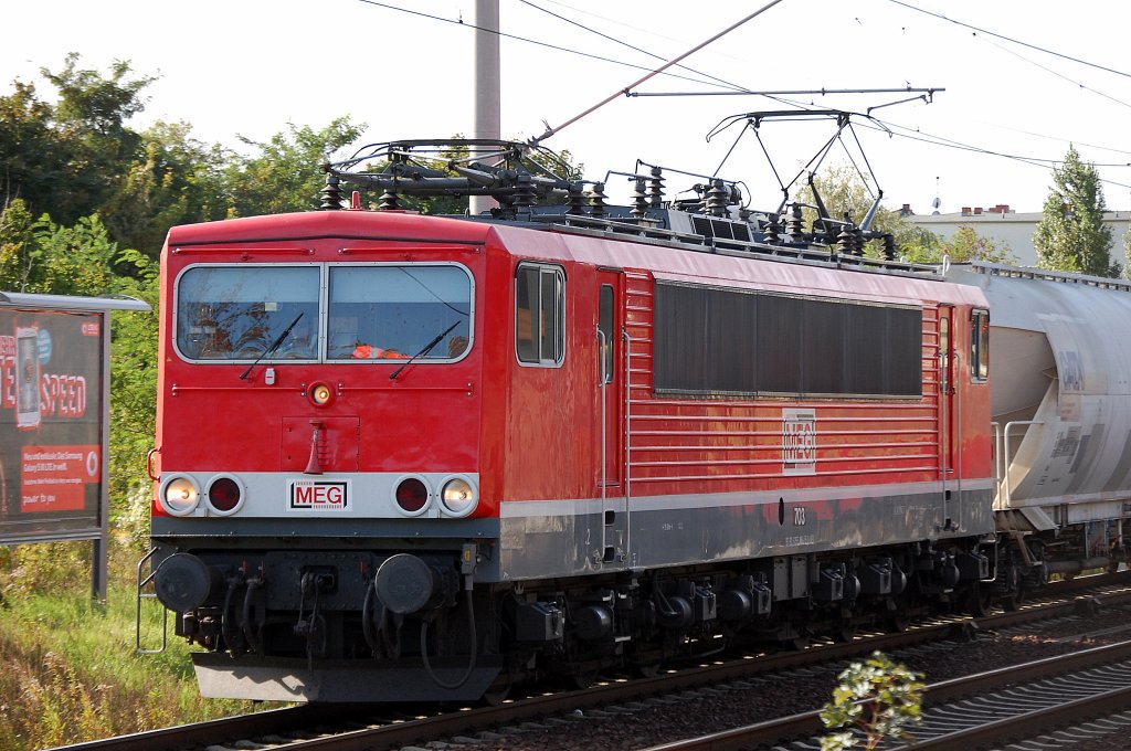 MEG 703 (91 80 6155 184-5 D-MEG, LEW Bj.1982) mit Ganzzug Staubsilowagen, 08.10.12 Berlin-Pankow Richtung Berlin-Blankenburg. 
