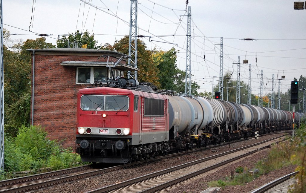 MEG 707 (155 230-6) mit Kesselwagenzug am 05.10.12 Richtung Bernau, Berlin-Karow.