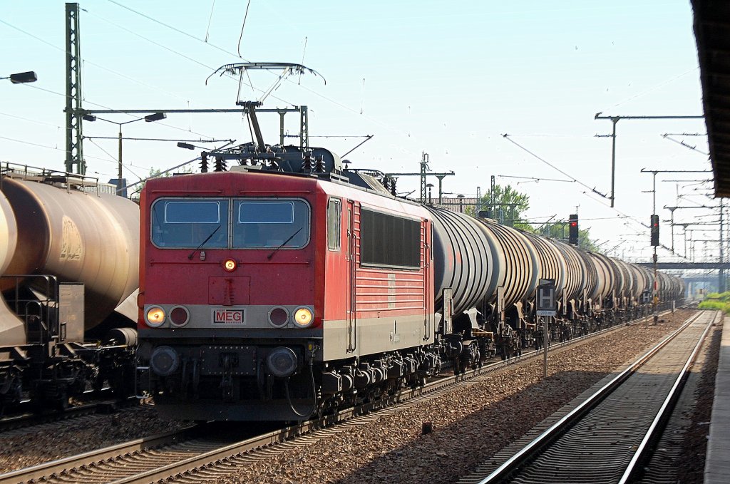 MEG 707 (91 80 6155 230-6 D-MEG, LEW Bj.1983) mit Kesselwagenzug am 04.07.12 Bhf. Flughafen Berlin-Sch�nefeld.