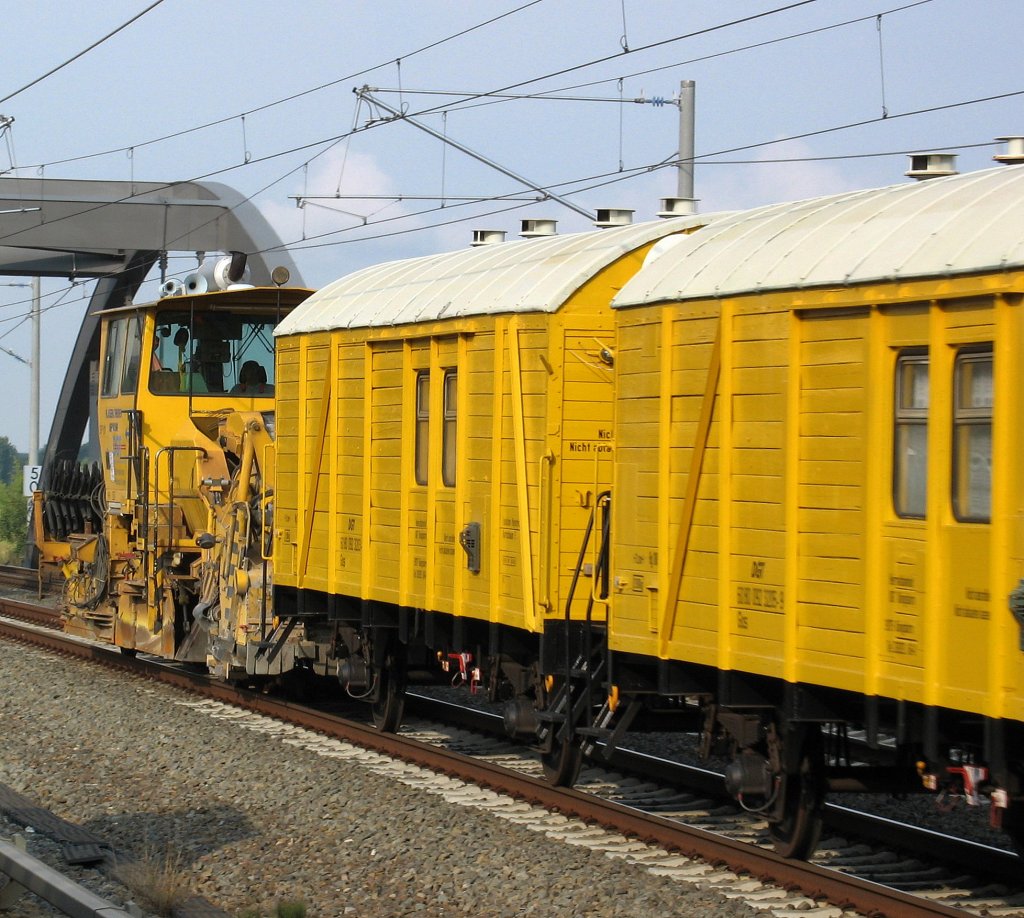 Mehere Privatbauwagen der Fa. DGT in einem Bauzugverband am Ende noch eine Schotterplaniernmaschine im Sommer 2008 Berlin-Pankow.  