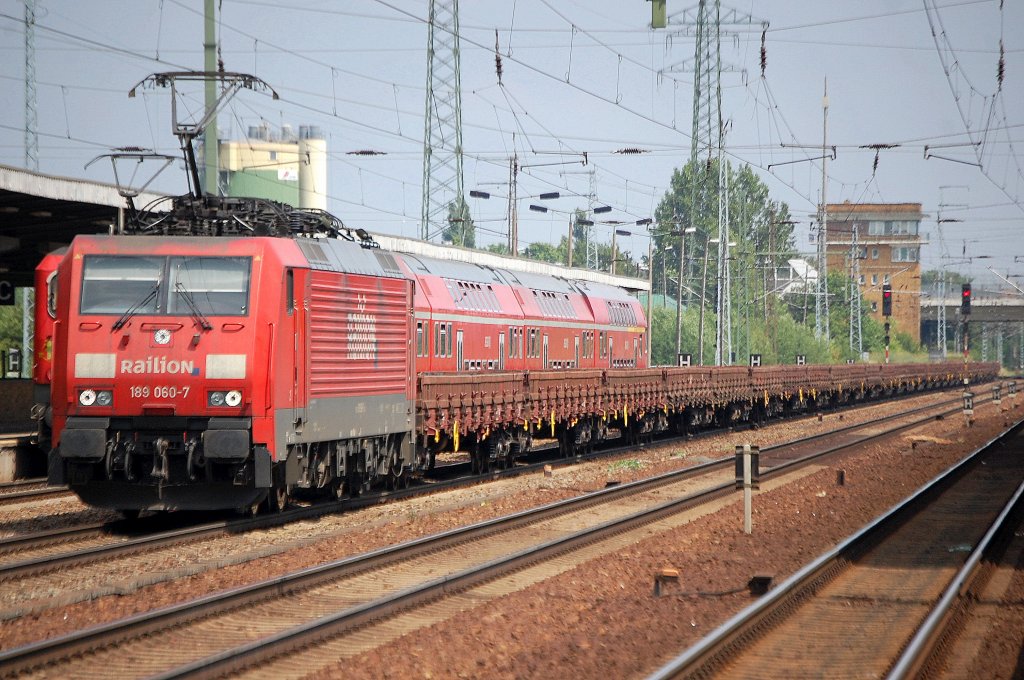 Meine erste DB 189�r seit fast zwei Jahren, jetzt wohl auch �fter wieder in unsrerer Gegend zu sichten, 189 060-7 mit einem Leerzug Drehgestellflachwagen bei der Durchfahrt im bhf. Flughafen Berlin-Sch�nefeld.