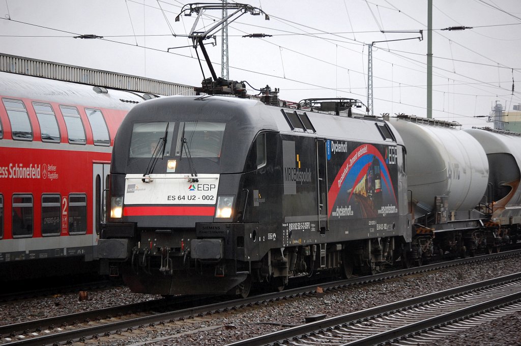 Meine Lieblings-Dispo, die EGP ES 64 U2-002 (91 80 6182 502-5 D-DISPO) mit einem Leerzug Zementsilowagen, 08.11.10 Bhf. Berlin-Sch�nefeld Flughafen. 