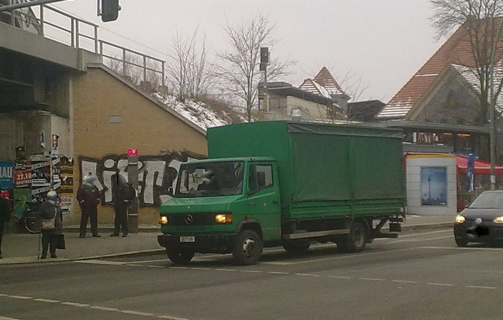 Mercedes-Benz 608 mit Ladeboardwand und Planeabdeckung aus der Logistikfahrzeugflotte der Berliner Polizei, 22.02.13 Berlin-Pankow.