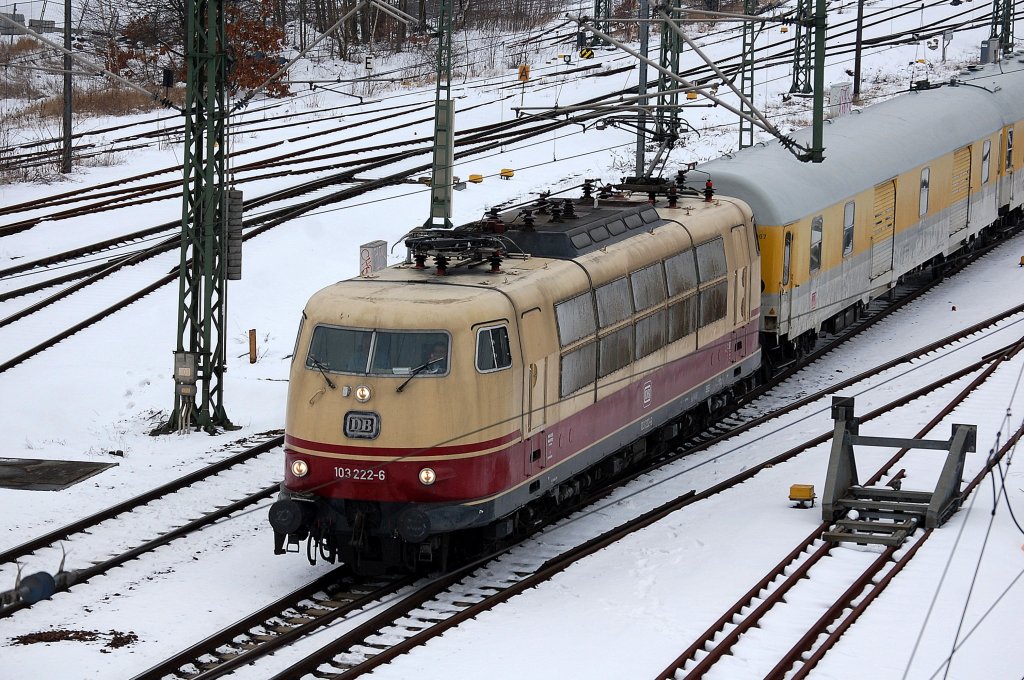 Messzug der DB Systentechnik gezogen von 103 222-6 Richtung Nordosten, 22.03.13 Berlin-Putlitzbr�cke. 