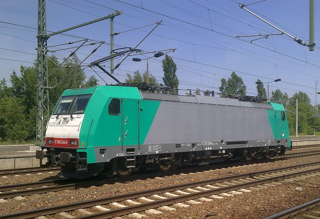 Miertlok der polnischen Firma FPL E186 244-0/5 270 004-2 (91 51 5270 004-2 PL-FPL) am 19.06.13 Bhf. Flughafen Berlin-Sch�nefeld.