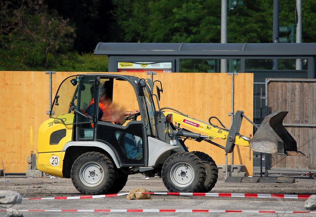 Mietbaumaschine: Ein kramer Allrad 350 Radlader bei der Neugestaltung der Au�enanlagen des Bhf. Berlin-Gesundbrunnen, 09.07.13 