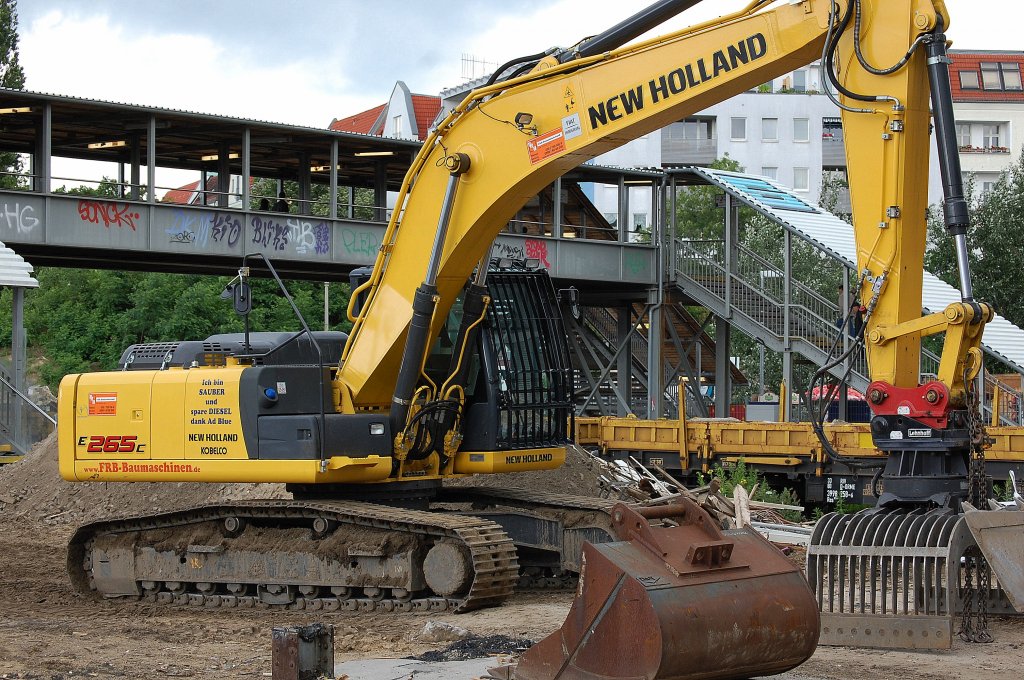 Mietbaumaschine, ein NEW HOLLAND KOBELCO E265C Raupenbagger, Abri�arbeiten am alten S-Bhf. Berlin-Ostkreuz, 27.06.13