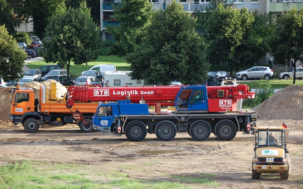 Mietkran der Fa. BTB Logistik GmbH, ein FAUN ATF 80-4 am 12.07.12 Berlin-Pankow.