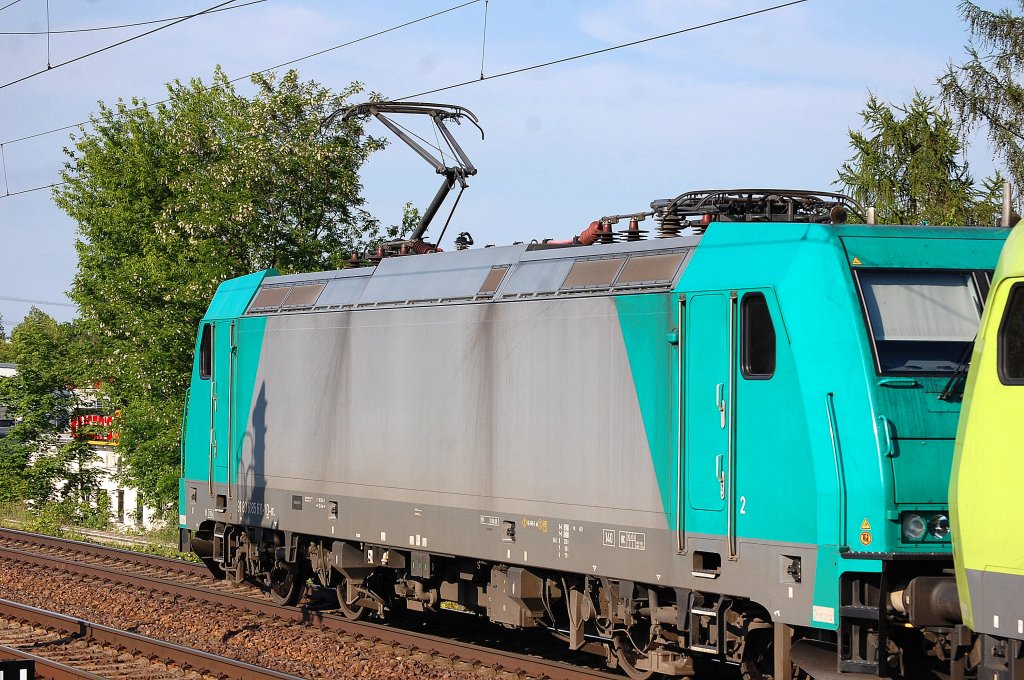 Mietlok der ITL 185 611-1 (91 80 6185 611-1 D-ITL) mit der Captrainlok 185 532-9 und Kesselwagenzug am 06.06.13 Richtung Bernau in Berlin-Karow. 