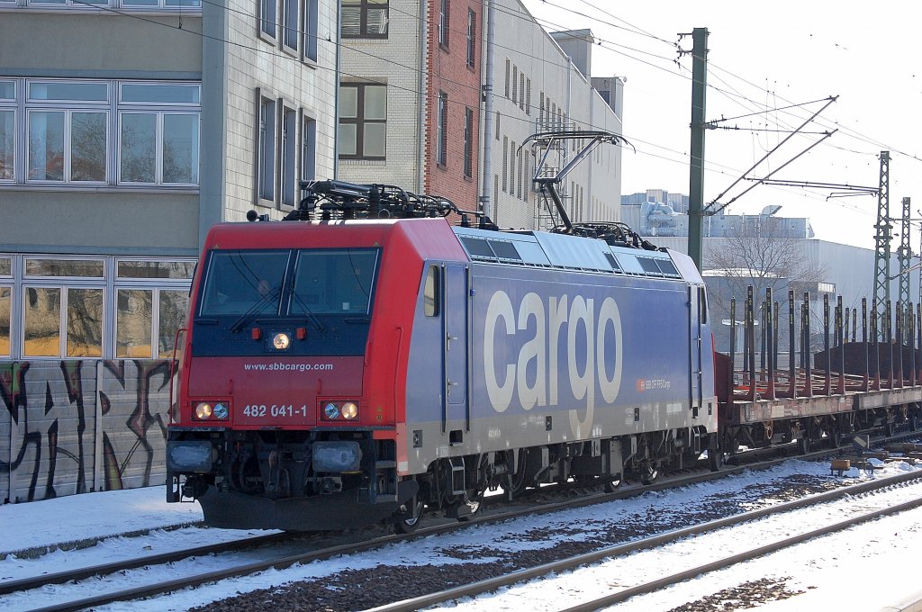Mietlok Re 482 041-1 m�glicherweise f�r Raildox im Einsatz mit Leerzug Rungenwagen f�r Holztransporte Richtung Nordosten, 13.03.13 Berlin-Wedding. 