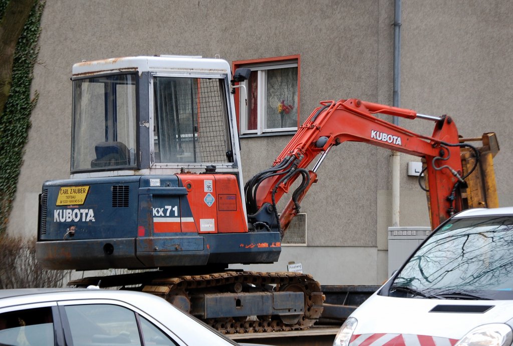 Minbagger KUBOTA KX71 der Fa.CARL ZAUBEER auf H�nger transportiert, 25.03.09 Berlin-Knobelsdorffstr.
