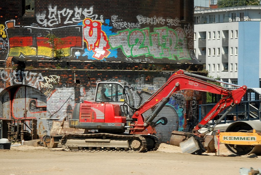 Mini-Kompaktbagger neuson 12002, 09.05.11 Gro�baustelle Berlin Ostkreuz. 