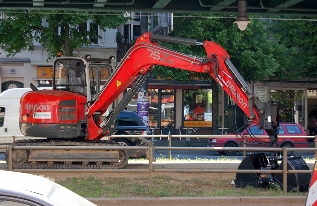Mini-Kompaktbagger neuson 75Z3 der Fa. ALPHAGR�N am 05.05.11 Berlin Sch�nhauser Allee.