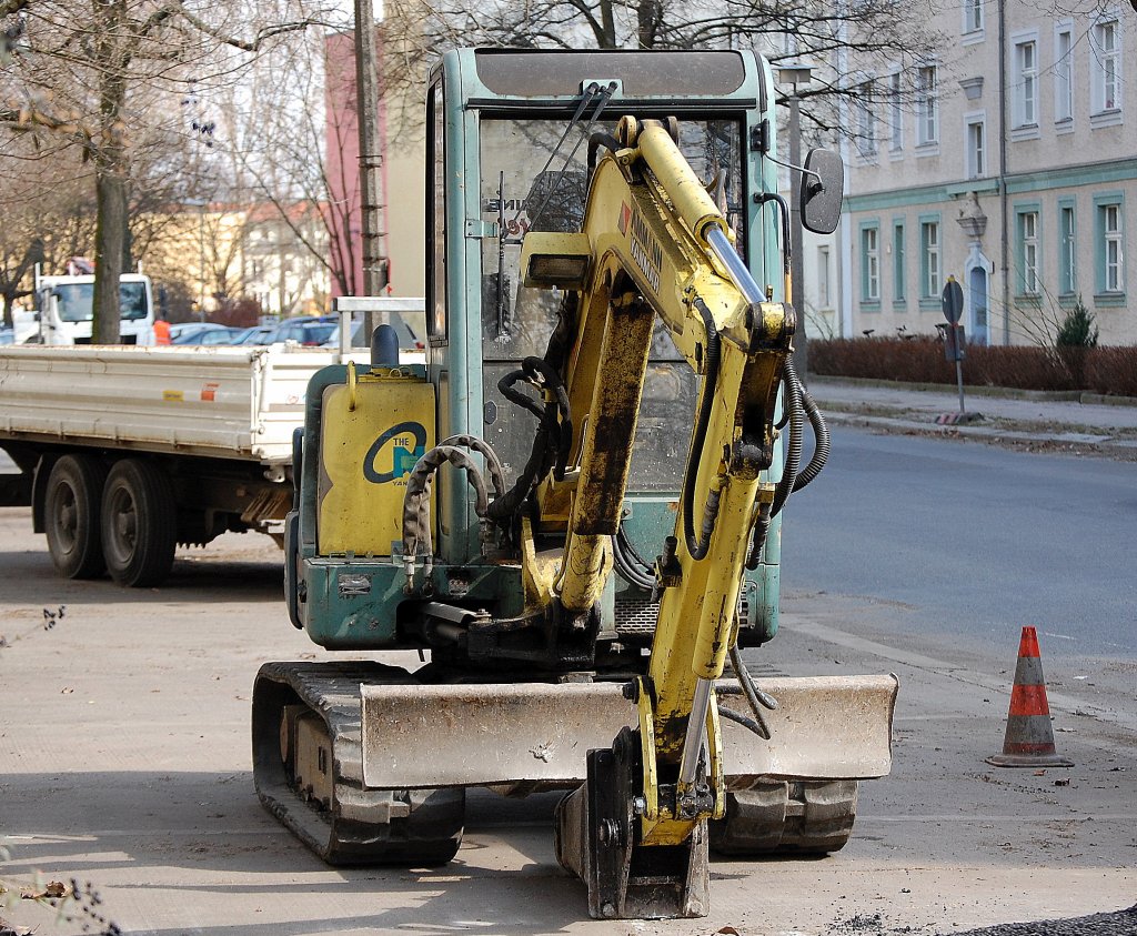Minibagger AMMAN YANMAR B37 am 26.03.10 Berlin-Pankow.