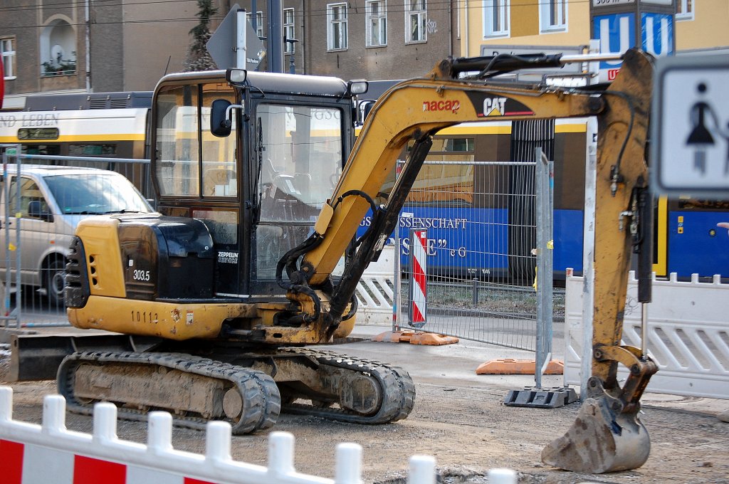 Minibagger CAT 303.5 der Fa. nacap am 04.03.10 Berliner Str. Berlin-Pankow.