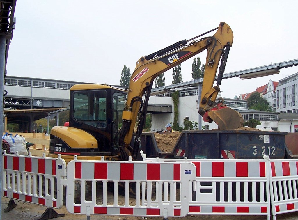 Minibagger CAT 305 CR am 04.10.07 auf dem Bahnsteig des S-Bhf. Berlin-Ostkreuz.