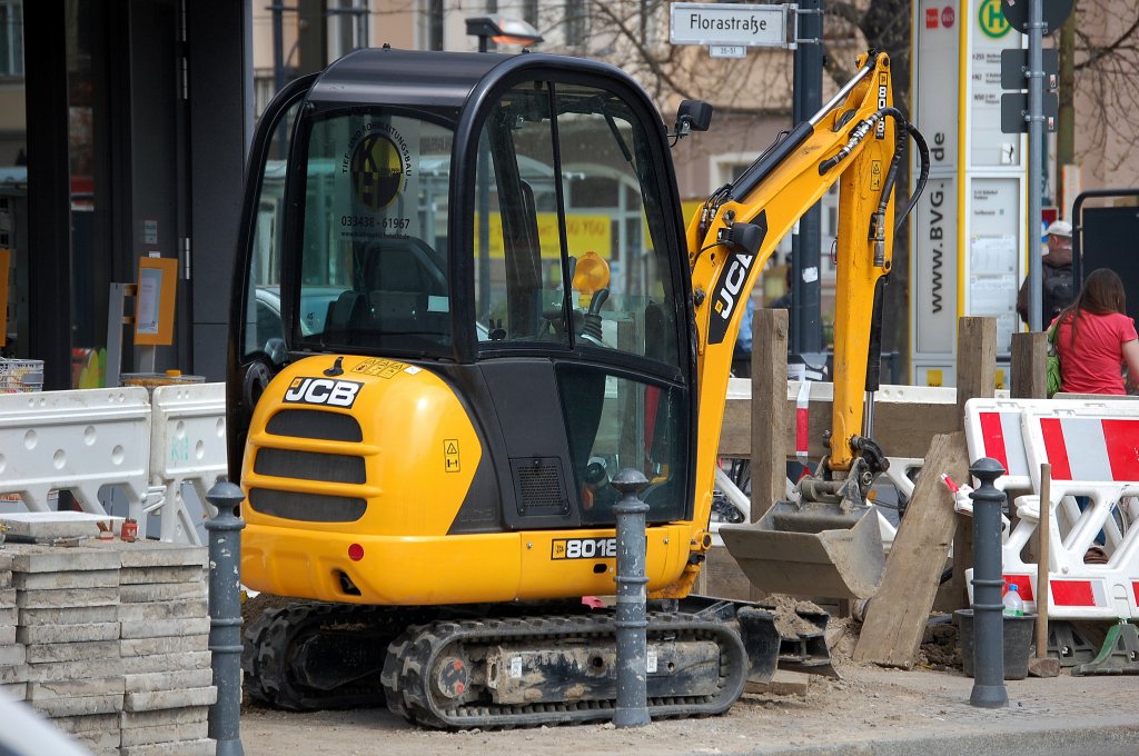 Minibagger JCB 8018 ZTS am 17.04.13 Berlin-Pankow.