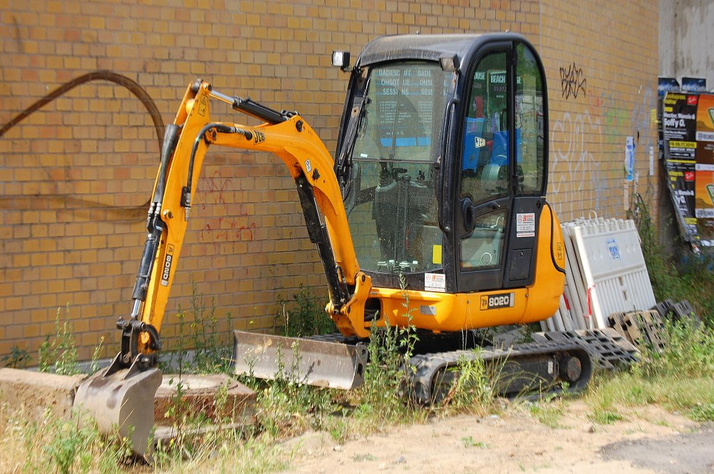 Minibagger JCB Typ 8020 am 25.06.10 neben dem Eingang S-Bhf. Berlin-Pankow.