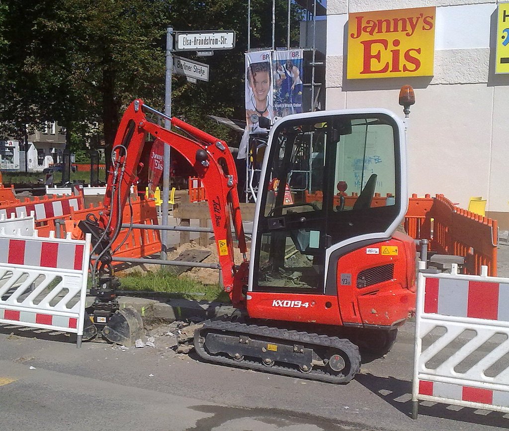 Minibagger KUBOTA KX019-4, 17.08.10 Berlin-Pankow.
