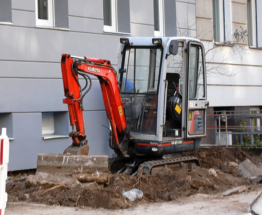 Minibagger KUBOTA KX41-25C bei Erdarbeiten am 15.02.11 Berlin-Pankow.