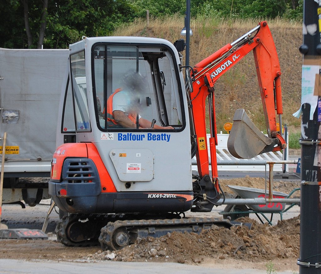 Minibagger KUBOTA KX41-2V der Fa. Balfour Beatty, 29.07.10 Berliner Str. Berlin-Pankow. 