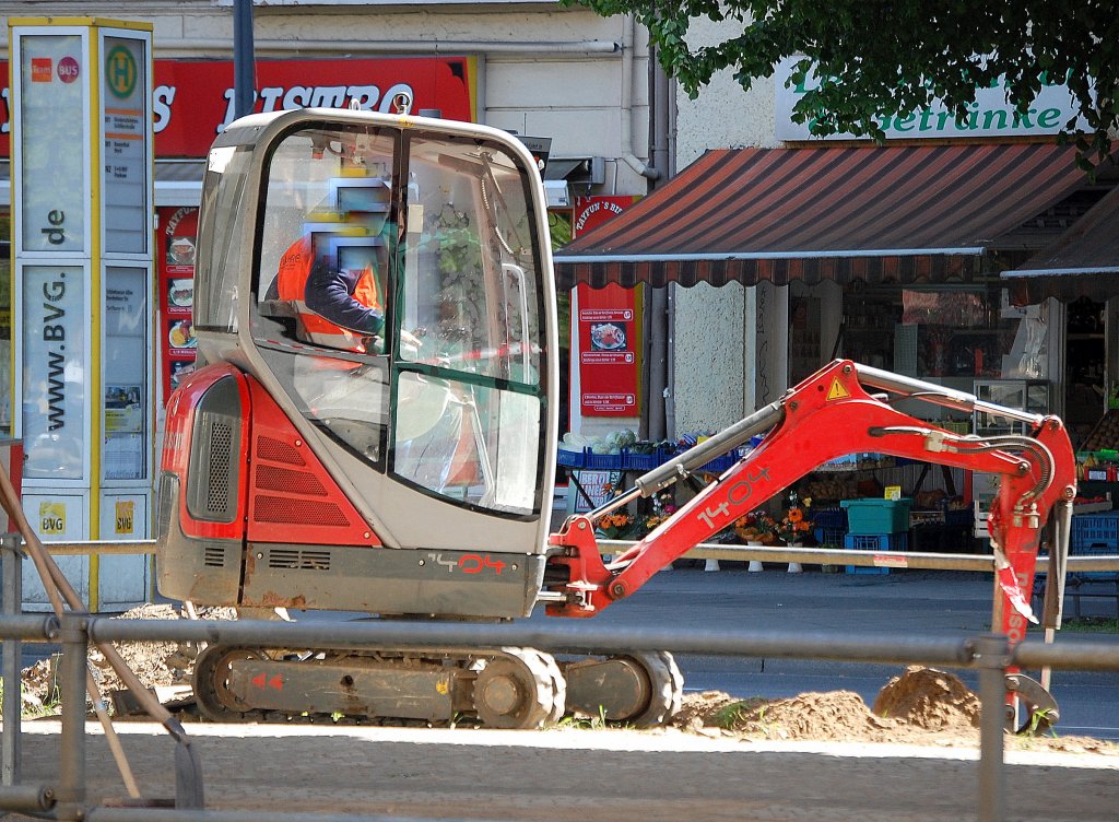 Minibagger neuson 1404 am 05.05.11 Berlin Sch�nhauser Allee.