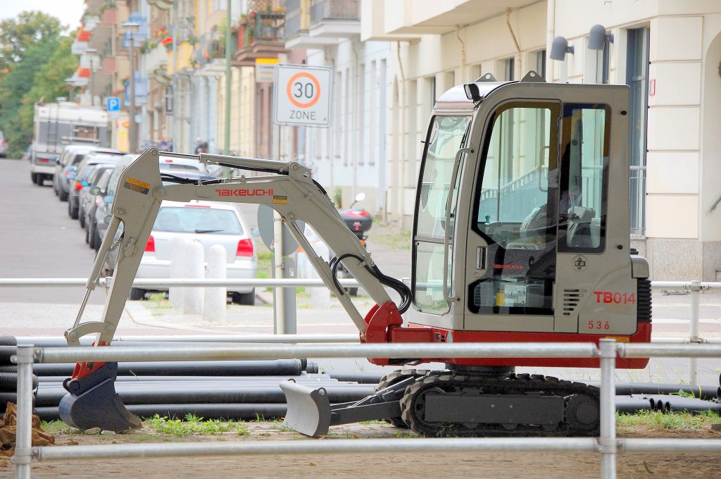 Minibagger TAKEUCHI TB014, 03.09.08 Berlin Sch�nhauser Allee. 