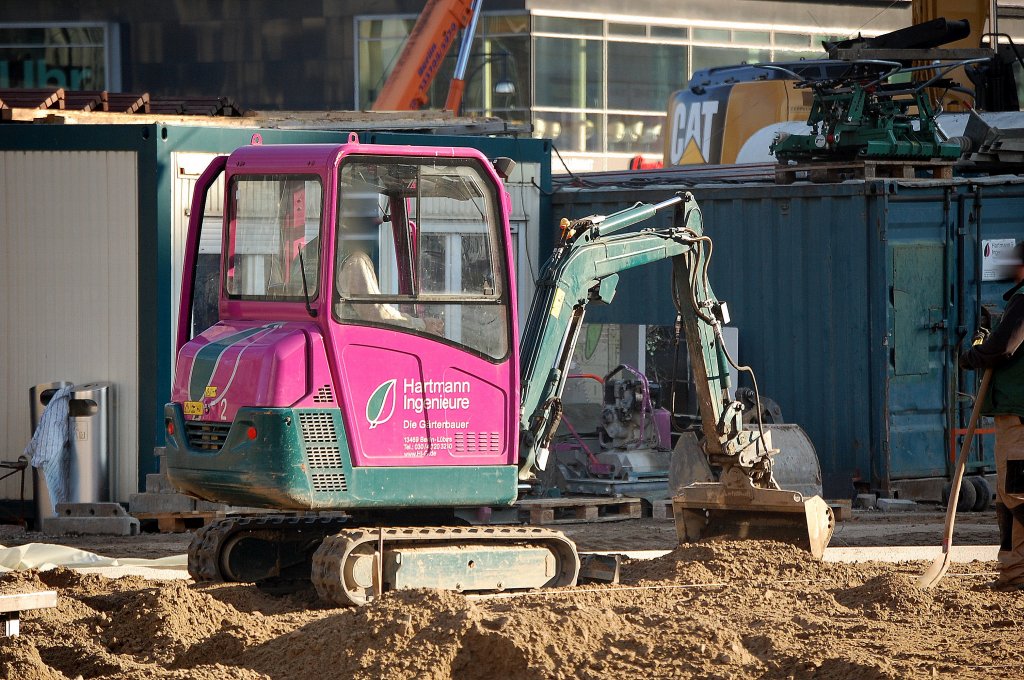Minikompaktbagger Typ? der Fa. Hartmann Ingineure, 14.11.12 Berlin-Alexanderplatz. 