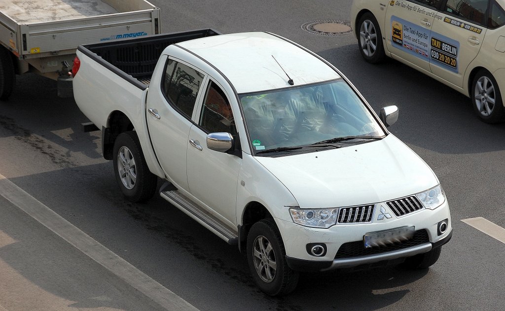 MITSUBISHI L200 Pickup 4.Generation mit H�nger, 08.04.13 Berlin-Moabit.