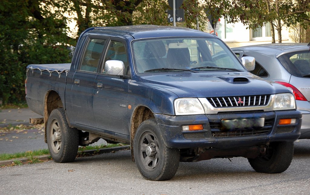 Mitsubishi L200 Pickup der dritten Generation? sieht irgendwie schon �lter aus, 06.10.10 Berlin-Pankow.