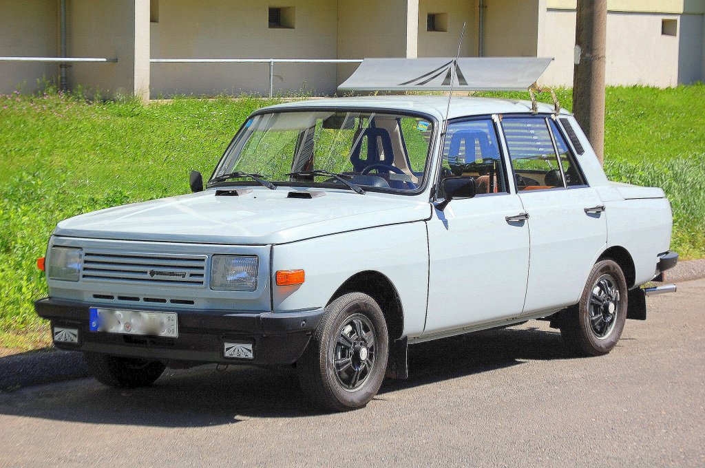 Mittelklasse PKW einst in DDR Tagen und in der Wiedervereinigungszeit, ein Wartburg 353W in sehr gepflegter Erhaltung, 25.05.10 Berlin-Pankow.