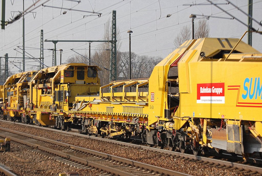 Mittelteil des Umbauzuges P&T SUM-314  Mamut  der der DB Bahnbau Gruppe am 15.02.11 Bhf. Flughafen Berlin-Sch�nefeld. 
