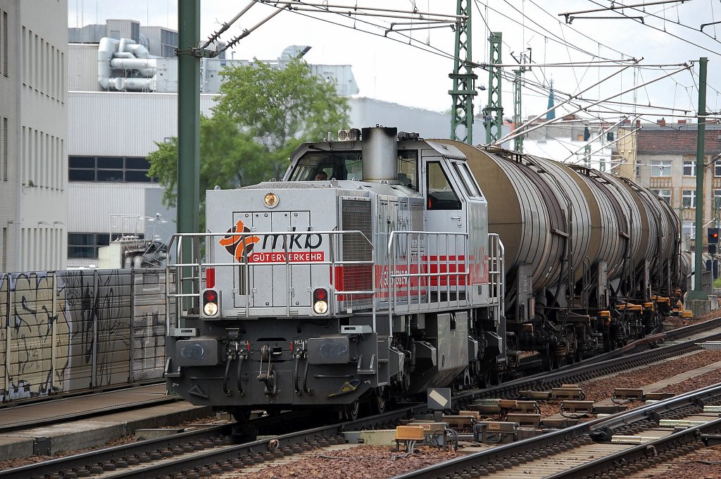 mkb V 19 (277 808-2) mit Kesselwagenzug Richtung Nordosten am 03.06.13 H�he Berlin-Wedding.