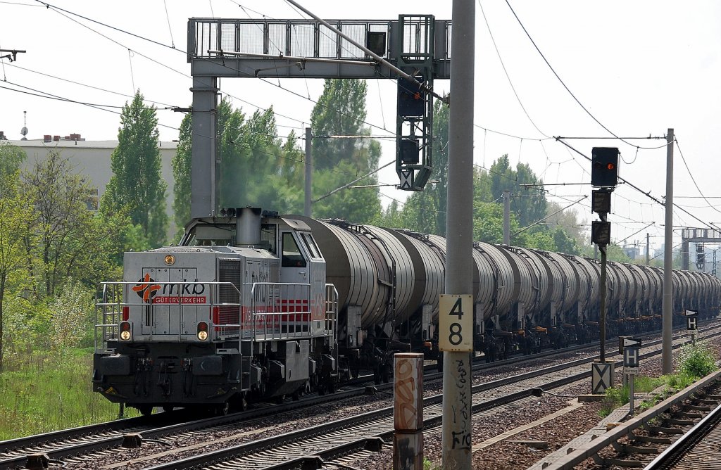 mkb V 19 (92 80 1277 808-2 D-MKB) der Mindener Kreisbahnen GmbH mit Kesselwagenzug Richtung Blankenburg am 08.05.13 Berlin-Pankow.