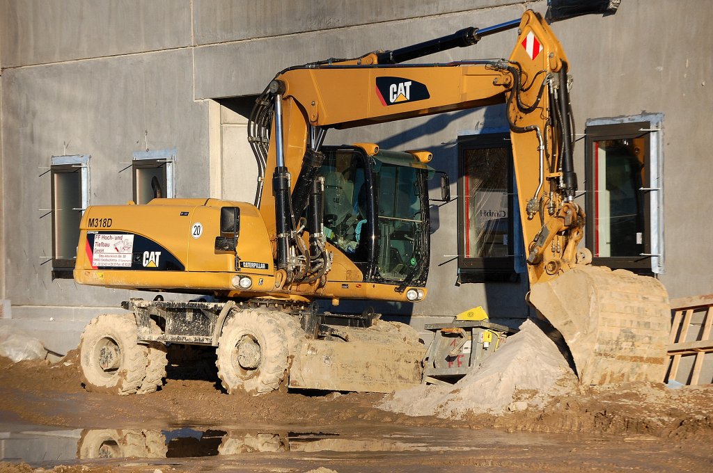 Mobilbagger CAT M318D der Fa. FF Hoch- und Tiefbau GmbH, 07.11.09 N�he S-Bhf. Berlin Storkower Str.