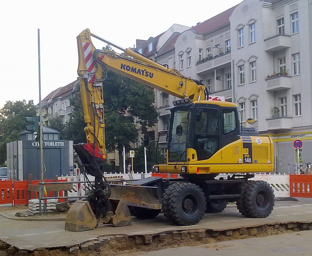 Mobilbagger KOMATSU PW 140, August 2011 Berlin-Pankow. 