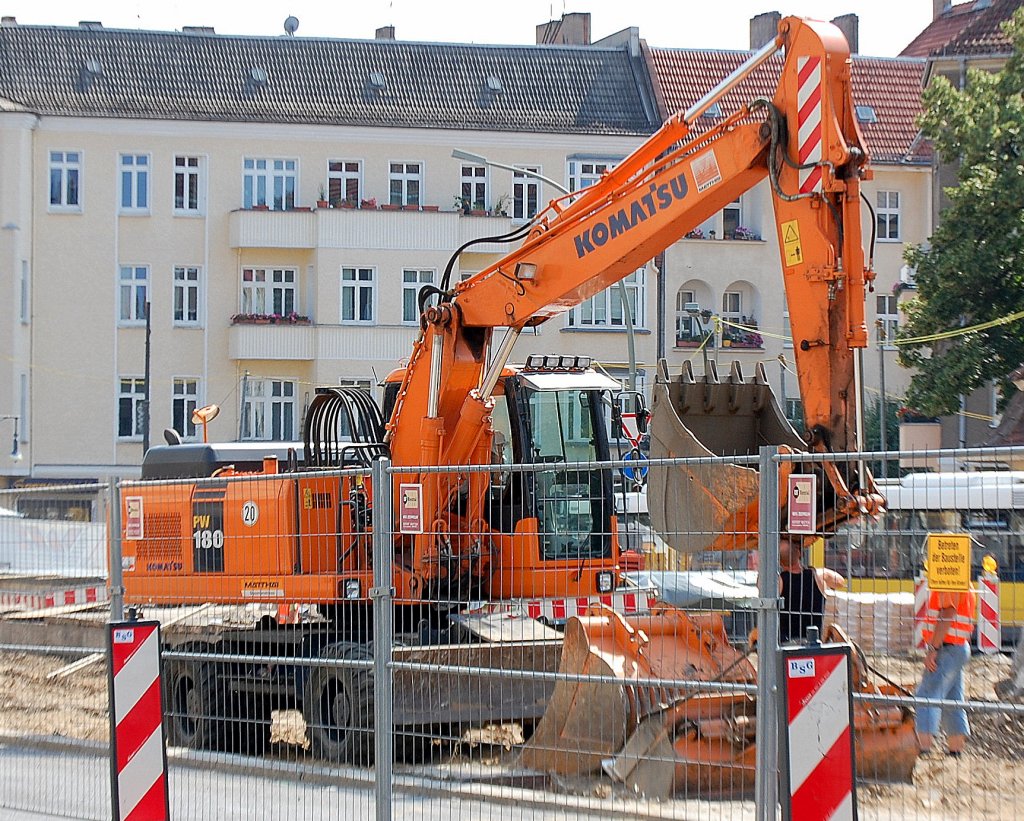 Mobilbagger KOMATSU PW 180 der Tiefbaufirma MATTH�I bei den Bauarbeiten am U-Bhf. Berlin-Vinetastr. Berlin-Pankow, 22.07.10