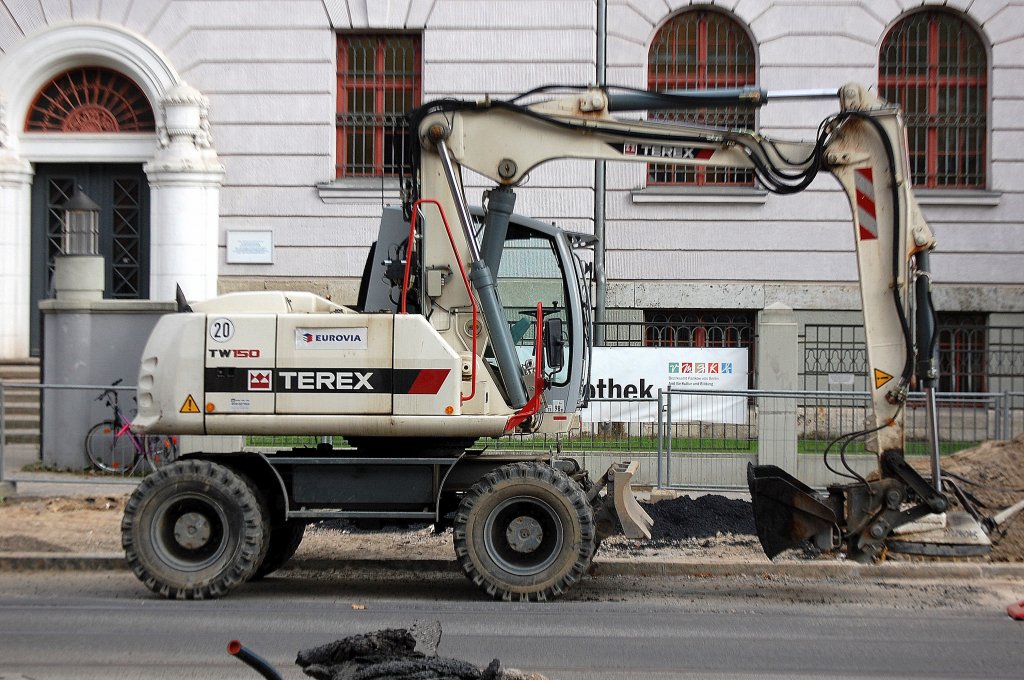 Mobilbagger TEREX TW150 der Fa. EUROVIA, 12.10.10  Berlin-Pankow.