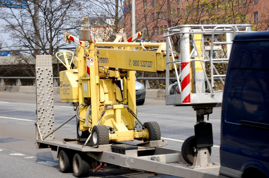 Mobile Arbeitsb�hne Hersteller + Typ? der Verleihfirma Gardemann, 06.04.09 auf einem H�nger Berliner Stadtautobahn H�he Spandauer Damm Br�cke. 