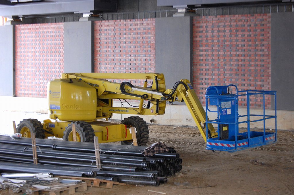 Mobile Teleskoparbeitsb�hne vom Hersteller Genie Typ? der Leasingfirma Gardemann bei den Abschlu�arbeiten beim Neubau der Spandauer Damm Br�cke Berlin, 14.12.10