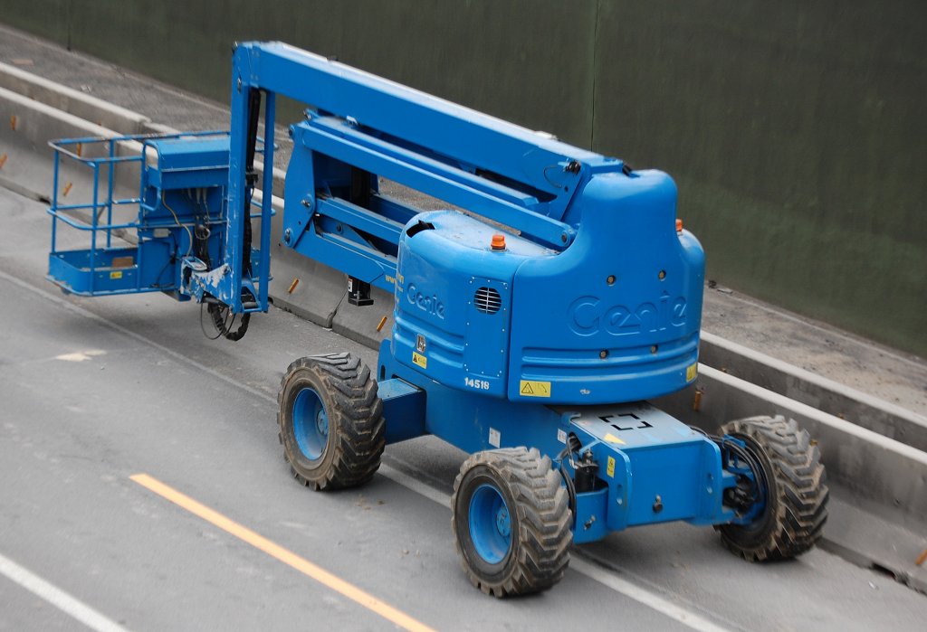 Mobile Teleskoparm-Hebeb�hne vom amerikanischen Hersteller Genie Typ? (Leasingbaumaschine) am 02.08.08 Gro�baustelle Neubau Spandauer Damm br�cke Berlin.