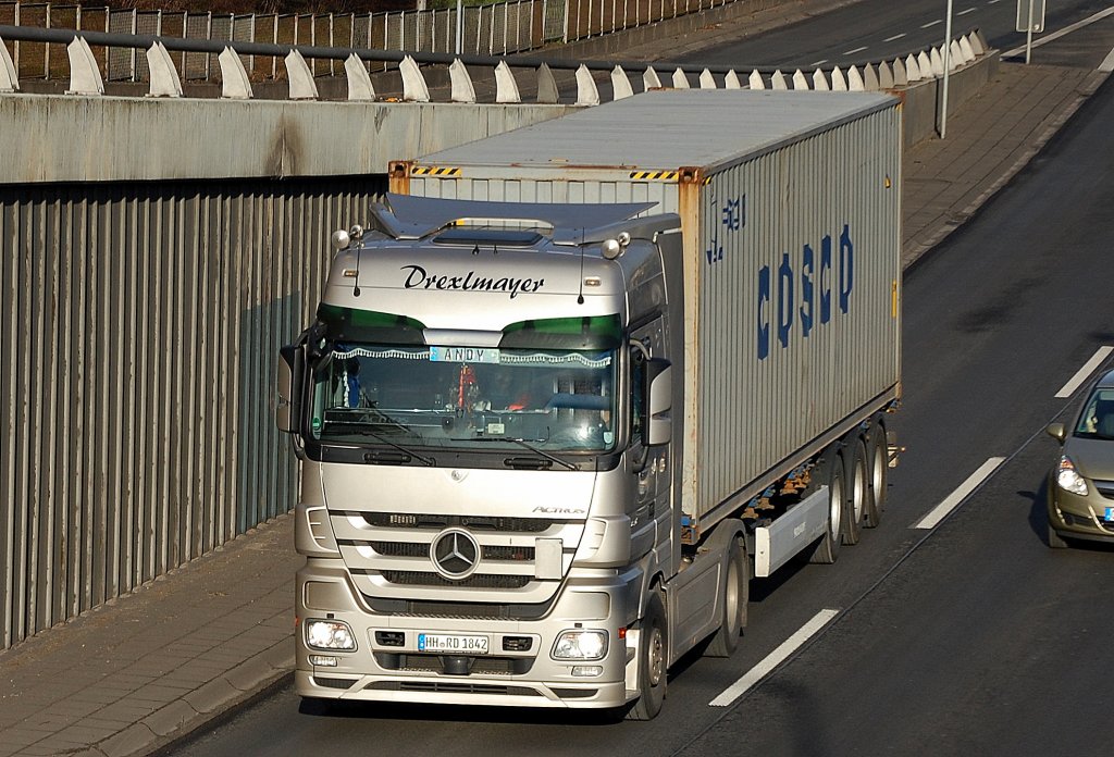 Moderne MB ACTROS Zugmaschine der Sped. Drexlmayer aus hamburg mit Containertr�gerauflieger, 18.01.12 Berliner Stadtautobahn H�he Knobelsdorffstr.