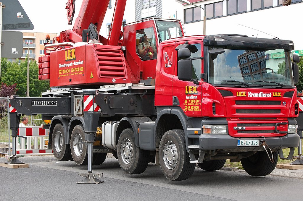 Moderner LIEBHERR-Teleskop-Aufbaukran auf SCANIA P380 Fahrgestell vom Typ LTF 1045-4.1 der FA. LEX Krandienst aus Berlin, 14.06.12 Berlin-Pankow.