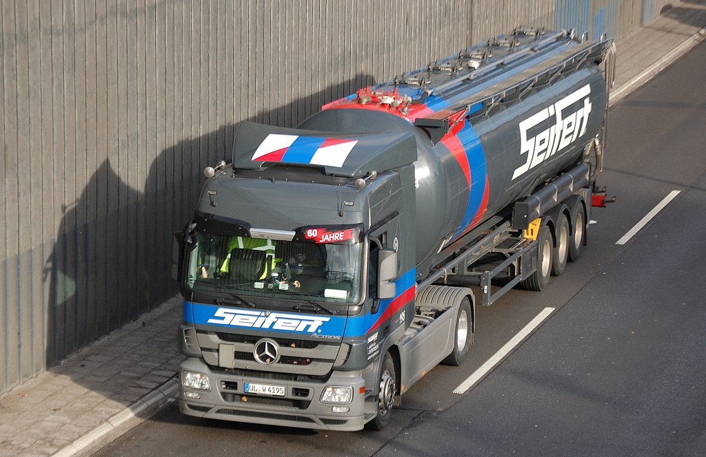 Moderner MB ACTROS Siloauflieger der Sped. Seifert, 31.01.13 Berliner Stadtautobahn H�he Kaiserdamm.
