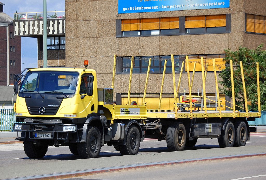 Moderner MB UNIMOG U 20 mit Rungenh�nger der Fa. SCHWARZ Ger�stbau, 09.08.11 Berlin-Putlitzbr�cke.