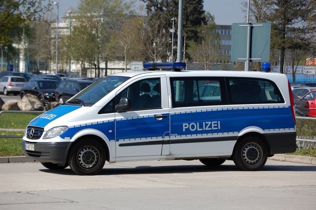 Moderner Mercedes-Benz (W639) Vito Funkstreifenwagen der Bundespolizei vor dem Flughafen Berlin-Sch�nefeld, 13.04.09