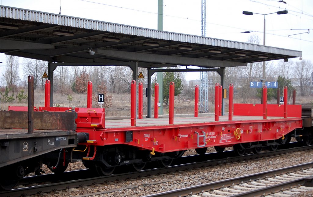 Moderner sechsachsiger Drehgestell-Flachwagen der DB f�r Schwerg�ter eingestellt mit der Nr. 31 TEN-RIV 80 D-DB 4852 613-7 Samms489, 14.03.12 Bhf. Flughafen Berlin-Sch�nefeld.