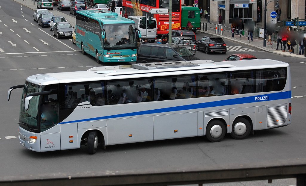 Moderner SETRA S 416 GT HD Reisebus der Polizei aus Brandenburg meist zum Transport des Landespolizeiorchesters im Einsatz am 01.06.13 Berlin-Hardenbergplatz.