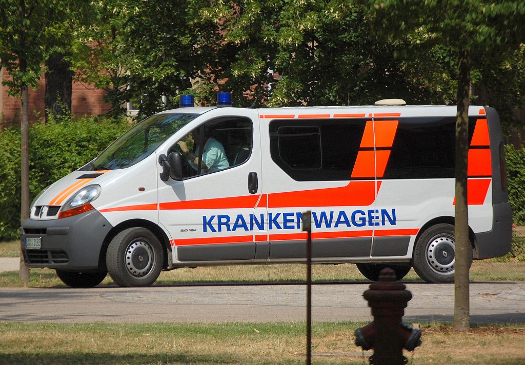 Modernes Renault Krankentransportfahrzeug der Fa.? aus Berlin, 20.07.10 Berlin-Helios Klinikum Berlin. 